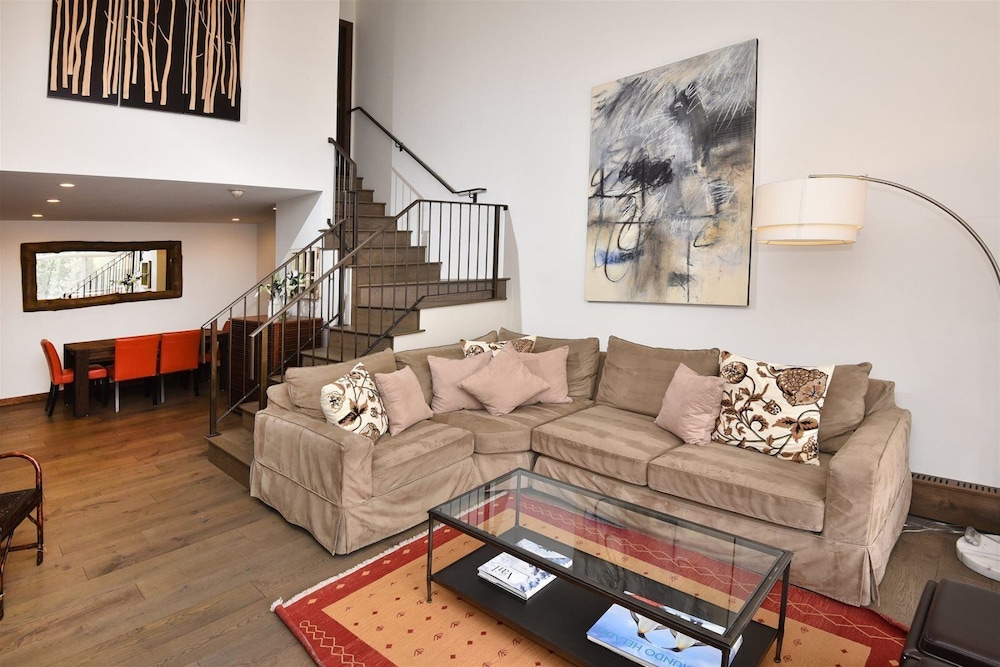 Chic 3BR Condo in Lionshead Village - Ski-in/ski-out at Eagle Bahn Gondola