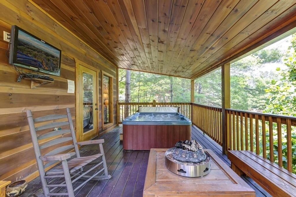 A Suite Mountain - 2 Bedrooms, 1 Baths, Sleeps 6 Cabin by RedAwning