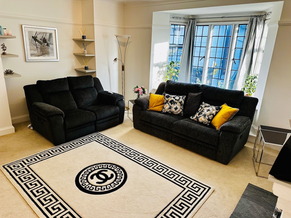 Gerrardscross - Stay4 - Parking - Petsok - Wembley