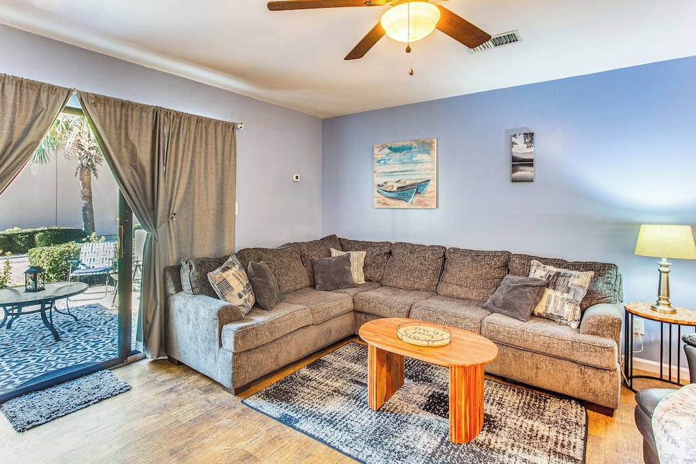 Walk to Ocean: Myrtle Beach Townhome w/ Patio