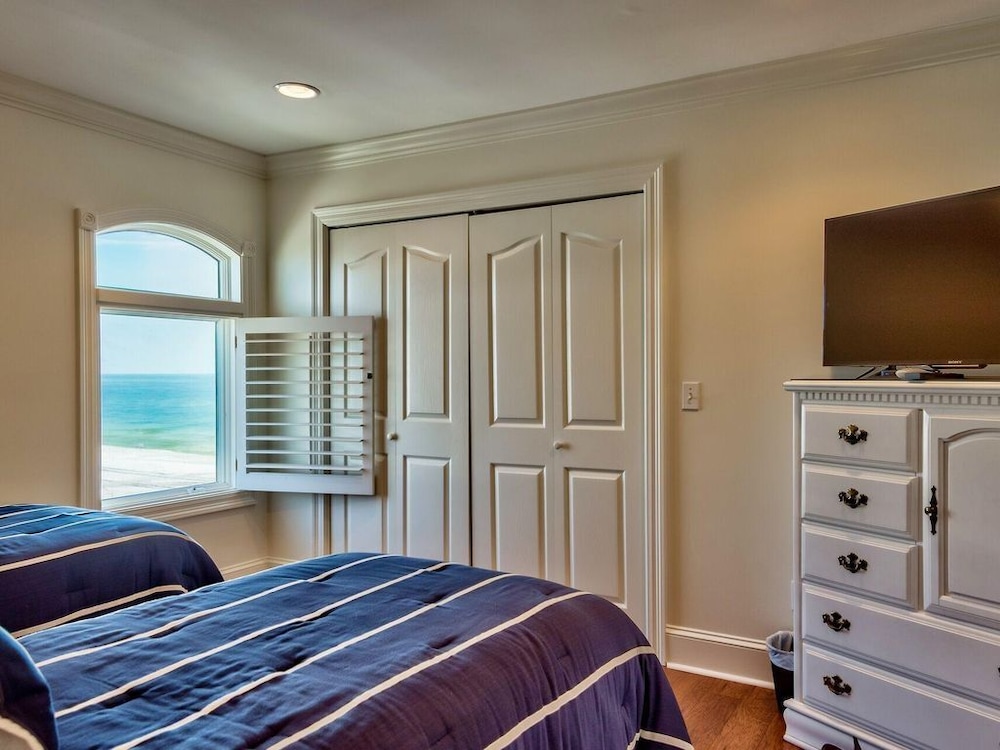 Stunning Views! 9BR Gulf Front Home, Pool, Elevator, Pool Table