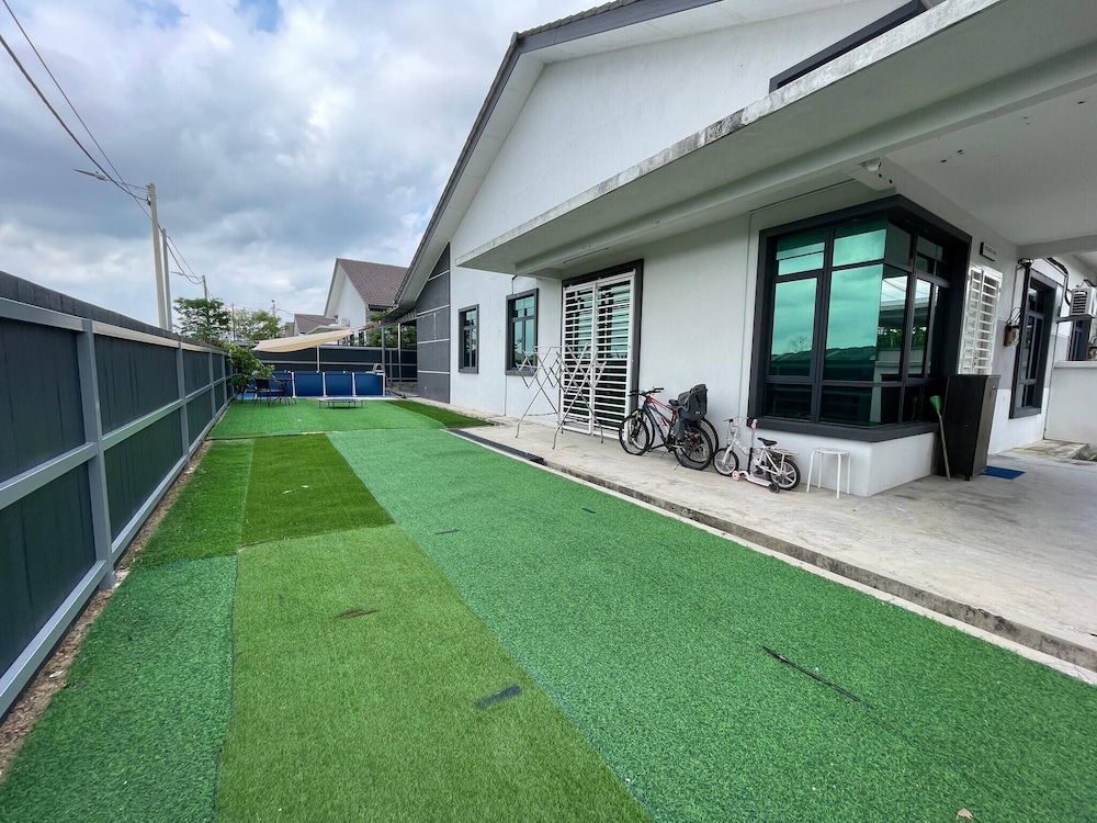 Spacious Family Homestay in Durian Tunggal With Private Pool