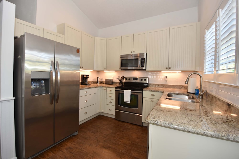 Sea Colony Cottage - Beachside Cottage in Beachfront Community w Pool
