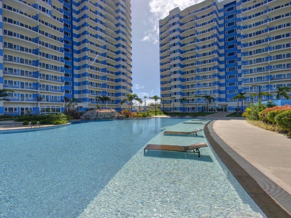 Spacious Studio Unit With Balcony and Seaview