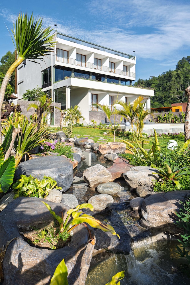 Tribhuwana Padma Lake Resort