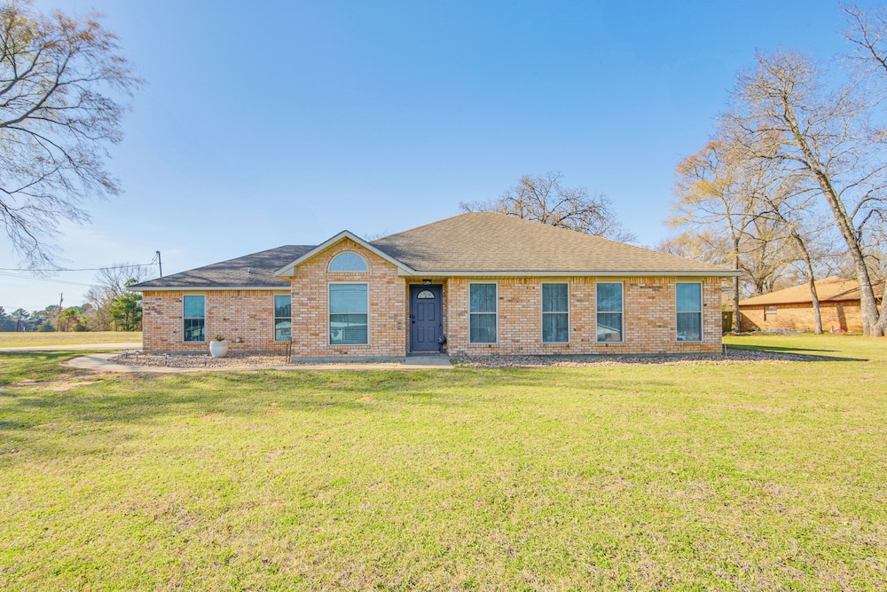 1 Mi to Lake Jacksonville: Pet-friendly Home