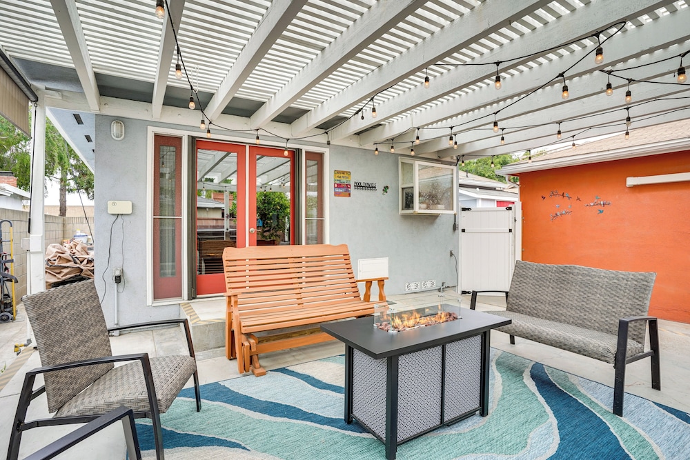 2 Mi to Cal State Long Beach: Bungalow w/ Hot Tub!