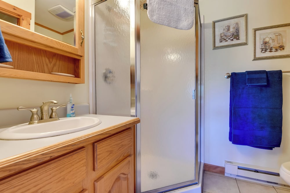 Lake Memphremagog Access: Newport Condo w/ Balcony