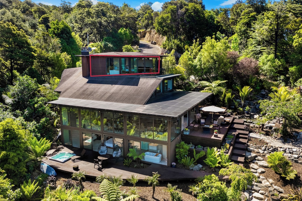 Oceanview Penthouse Suite & Beach Access