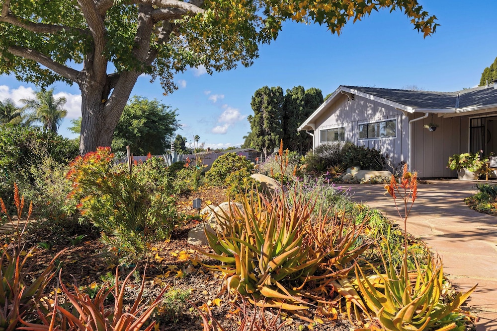 Hummingbird Haven by Avantstay Dog-friendly, Near the Beach, Huge Yard+hot Tub