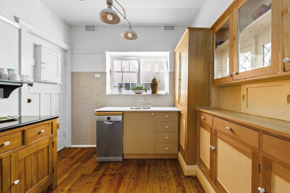 Fairlight 2-bed Apartment Steps From the Beach