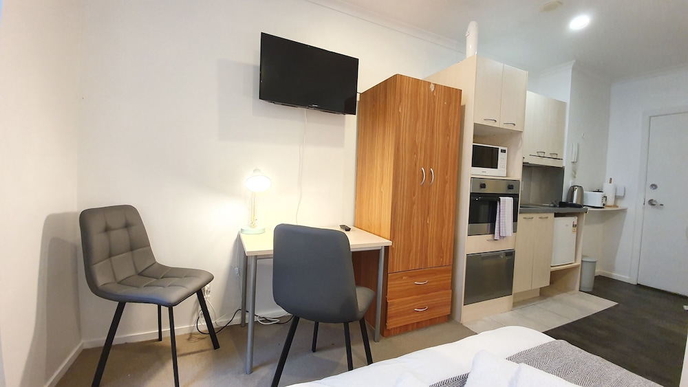 Private & Compact CBD Studio - Free Wifi view 5