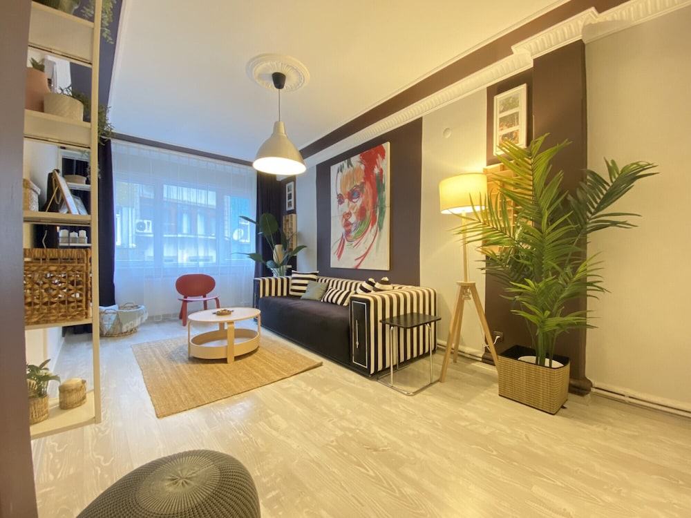 Charming Flat Near Osmanbey Metro Station
