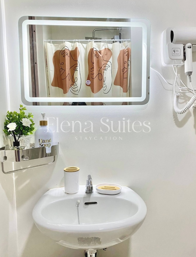 Aesthetic Cozy Stay With Ps4, Netflix & Coffee Nook - Elena Suites Staycation
