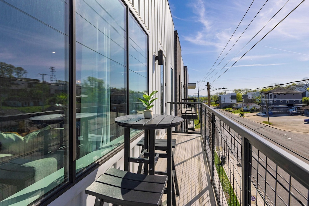 13 Modern Condos Near Downtown Nashville 26 Total Bedrooms, Sleeps 90 The Heights by Avantstay
