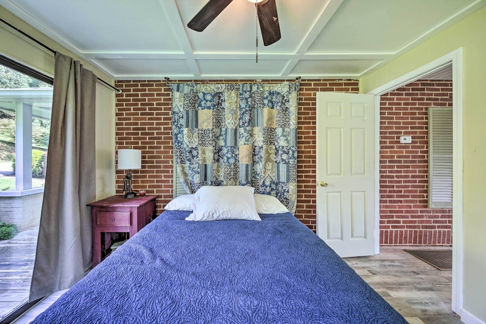 Pet-friendly Waterfront Hayesville Cottage! view 5