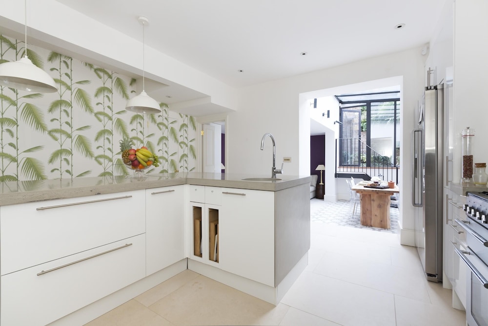 Warwick Gardens II by Onefinestay