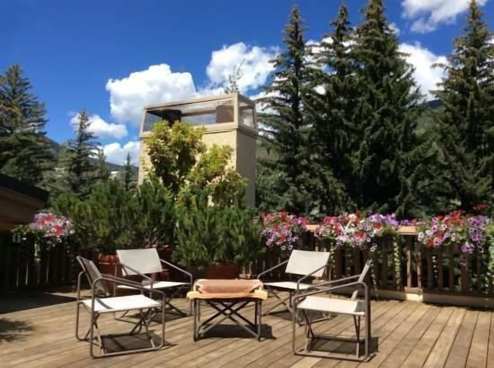 Penthouse with Panoramic Views of Vail Mountain and the Gore Range by RedAwning