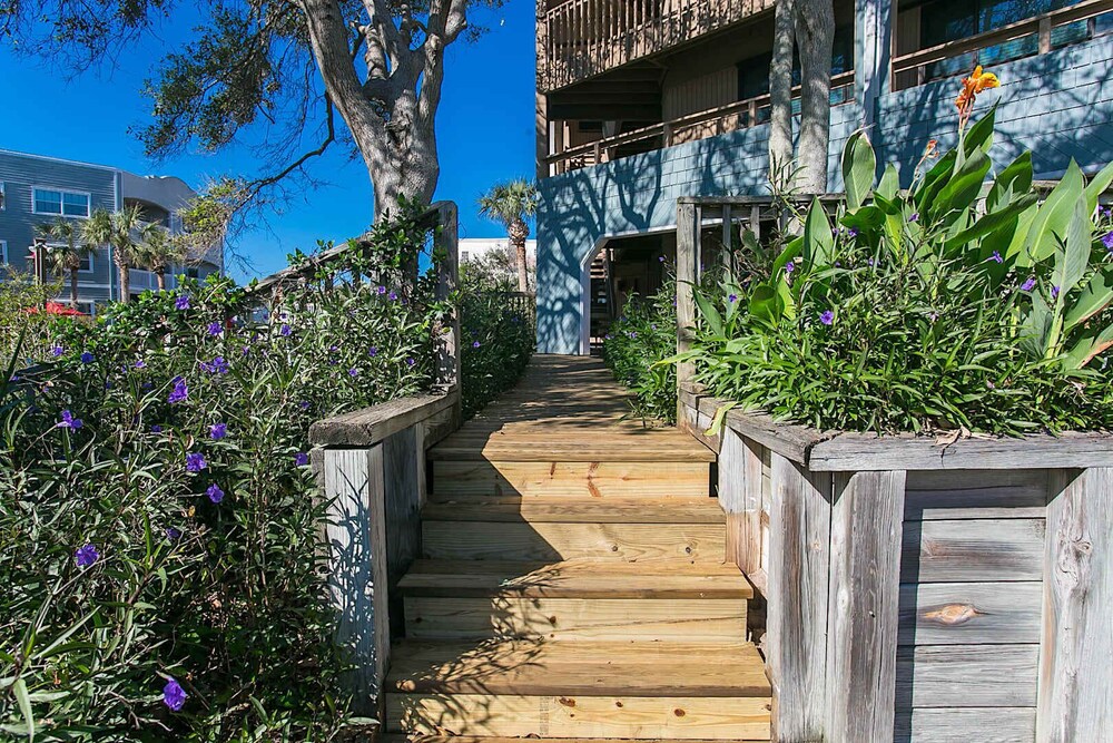 Oceanfront Luxury: 2BR Condo, St. Augustine
