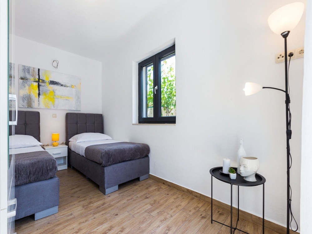 Charming Retreat With Lush Garden, BBQ & Sunlit Terrace Near Bibinje Beaches