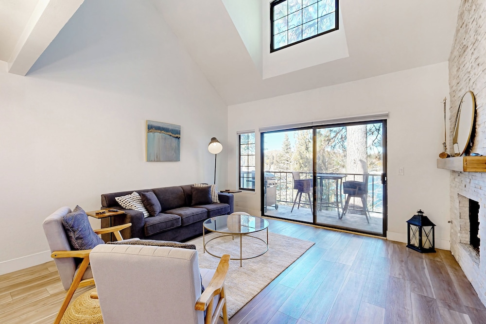 3 BR Lake Condo w/ Shared Pool & Spa