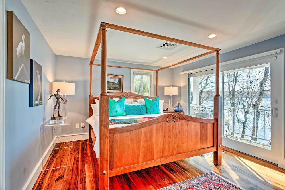 Vibrant Sterling Lakefront Lodge w/ Kayaks