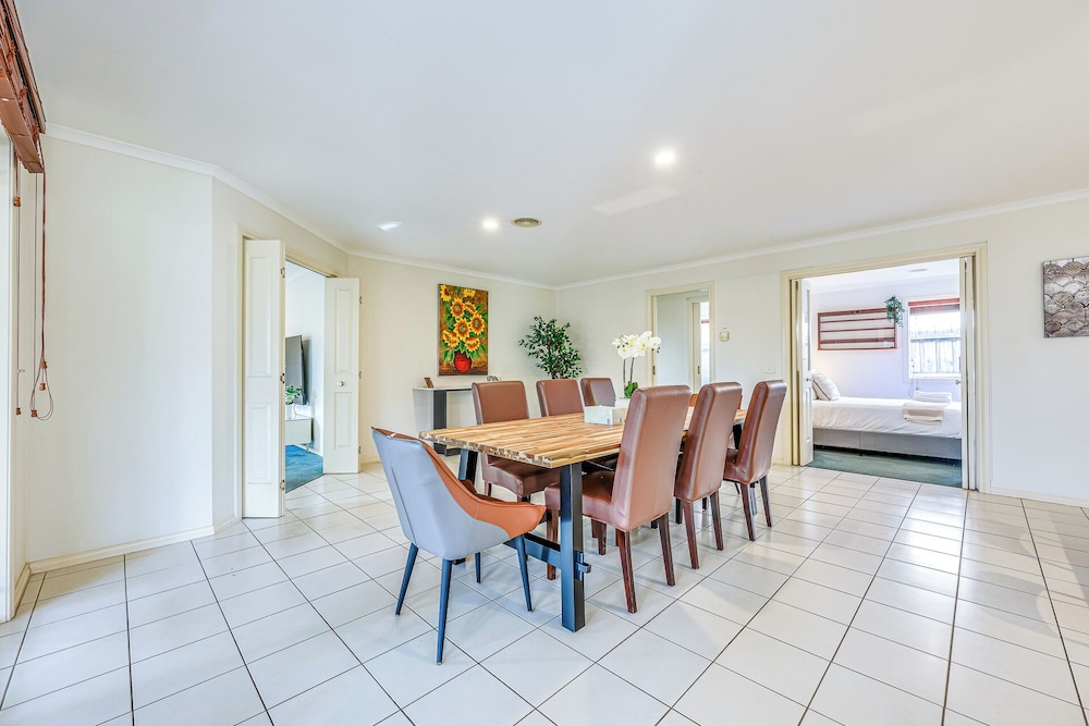 StayAU Family Retreat w/Pool Table in Cranbourne