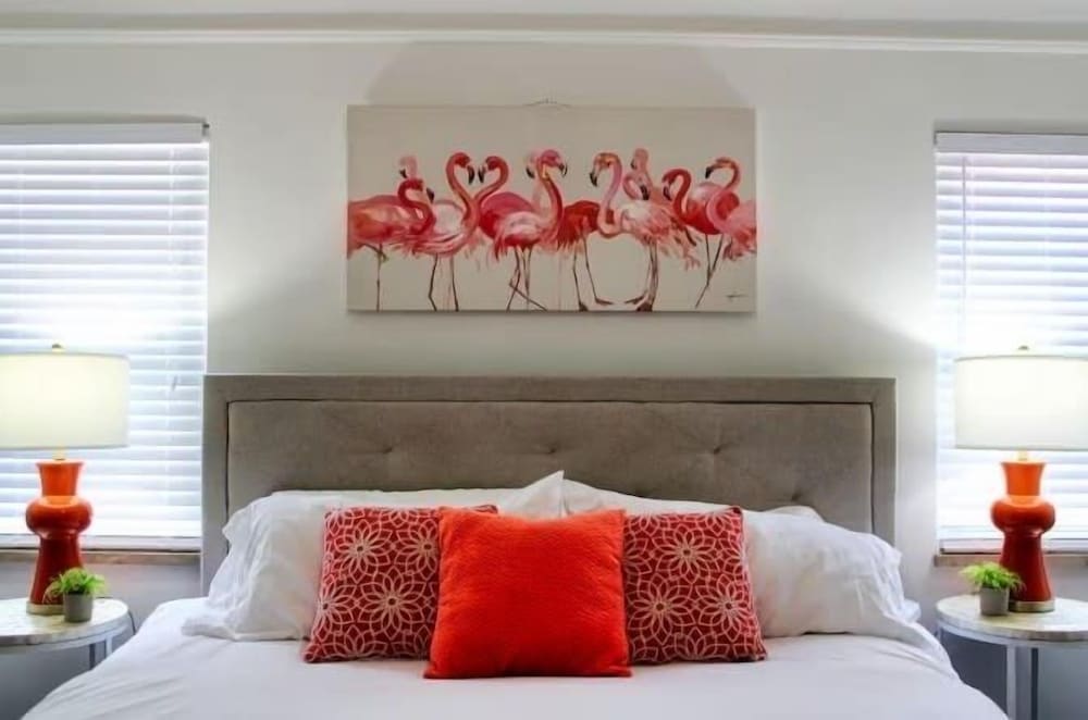 Spacious 5br Sleeps 10 University District 5 Bedroom Home