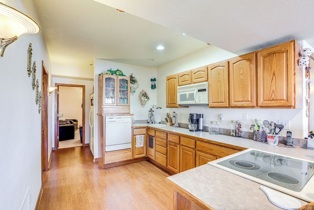7 Mi to Dtwn Denver: Lakefront Gem w/ Dock!