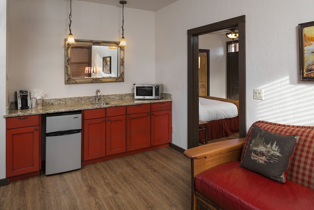 The Landing at Estes Park - Riverside Retreat