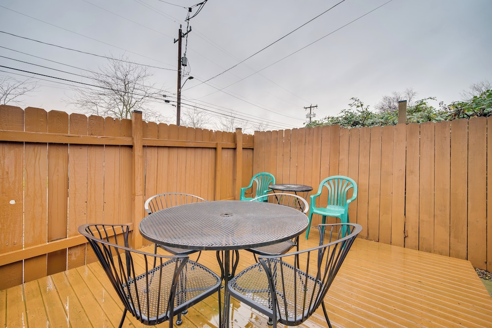 2 Mi to Lumen Field! 2nd-floor Apartment w/ Deck