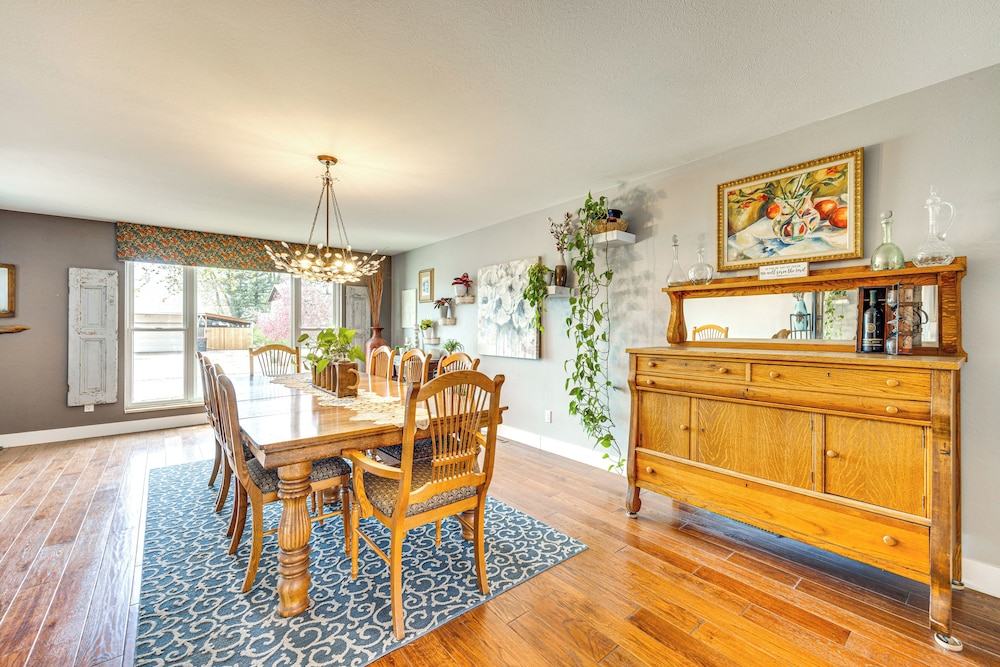 1 Mi to Attractions: Getaway w/ Mtn Views!