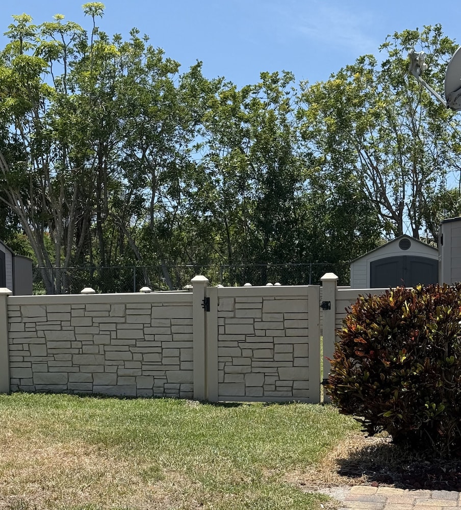 Naples Henrie Hideaway - Private Pool, Pet Friendly 12 Mins From Beach & Downtown 3 Bedroom Home