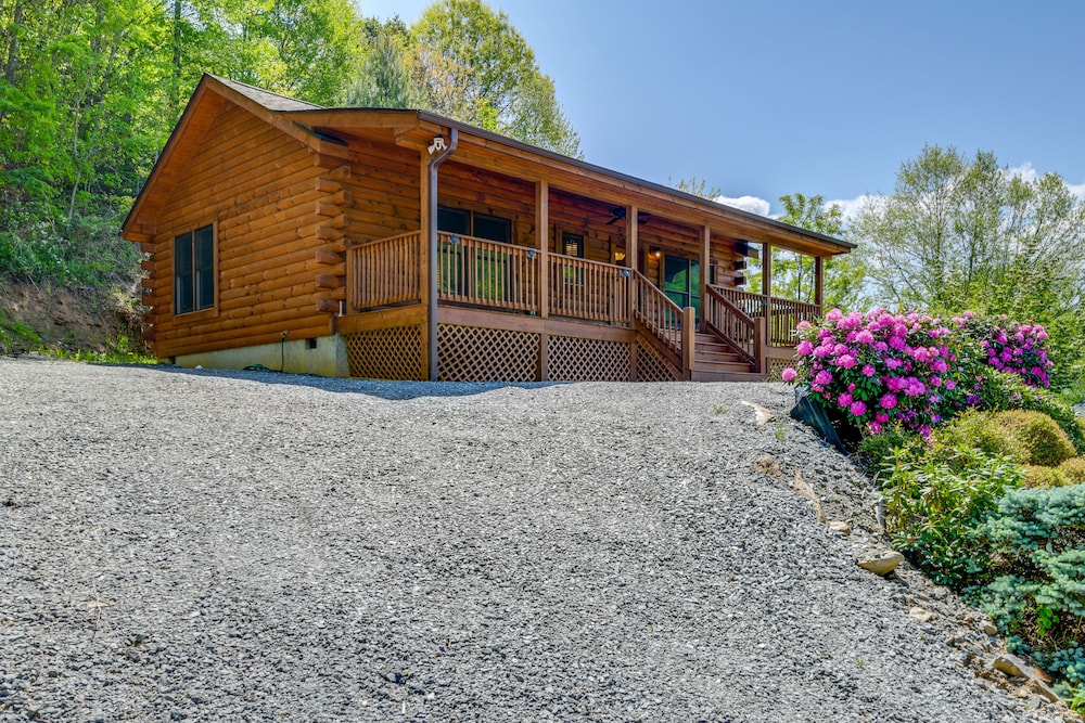 Maggie Valley Cabin 4 Mi to Cataloochee Ski Area! view 3