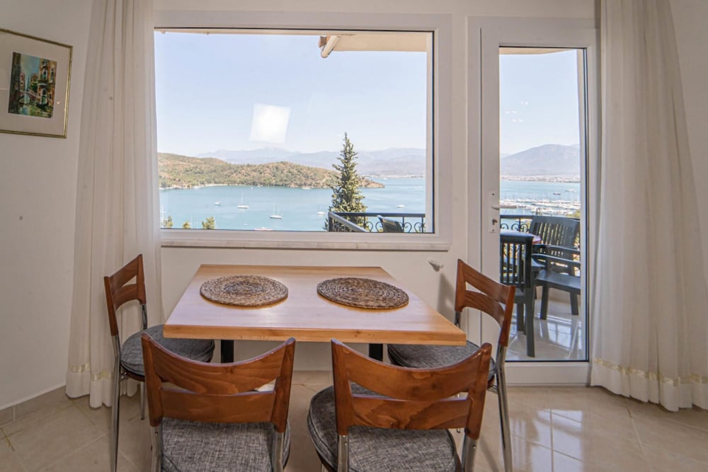 Sea View Vibrant Flat w Balcony Right by Sea - main view