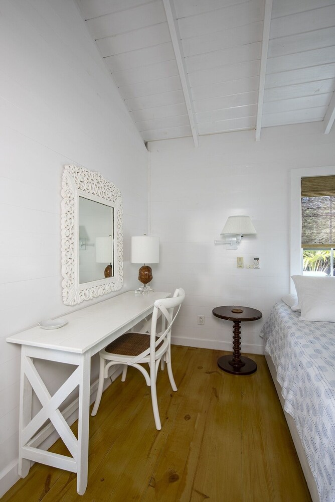 Palm Bluff 2 Bedroom Cottage view 3