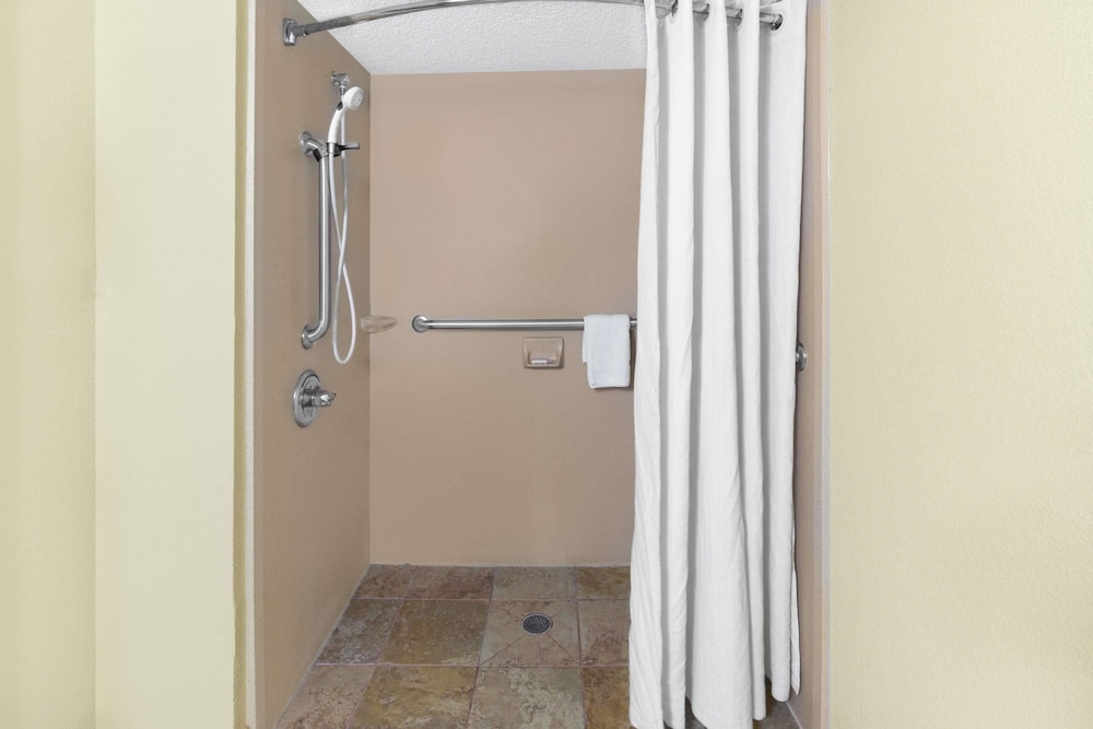 Hattiesburg Vacations - Super 8 by Wyndham Hattiesburg South - Property Image 10