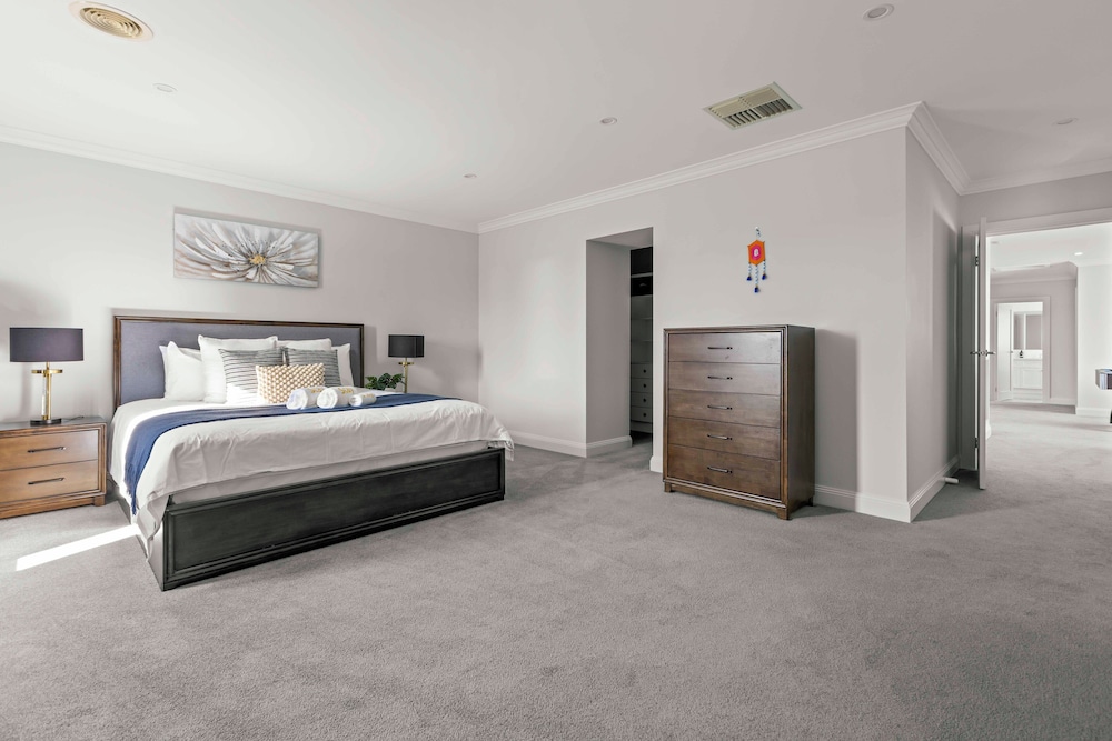 StayAU Contemporary 5BRM Families Home Point Cook