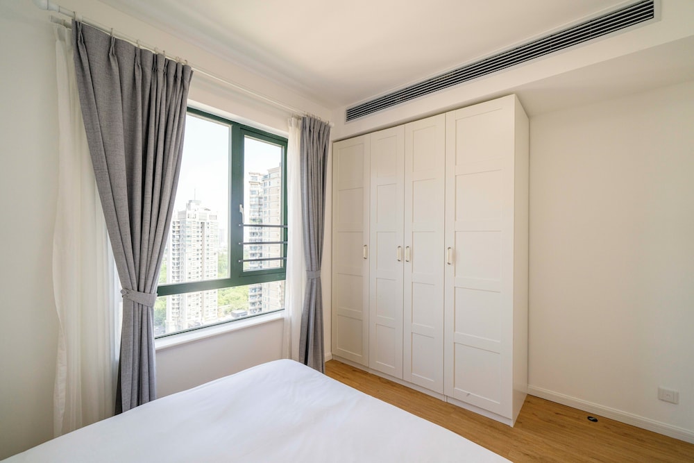 Tyms Spacious 4BR 2BA Apt Xujiahui