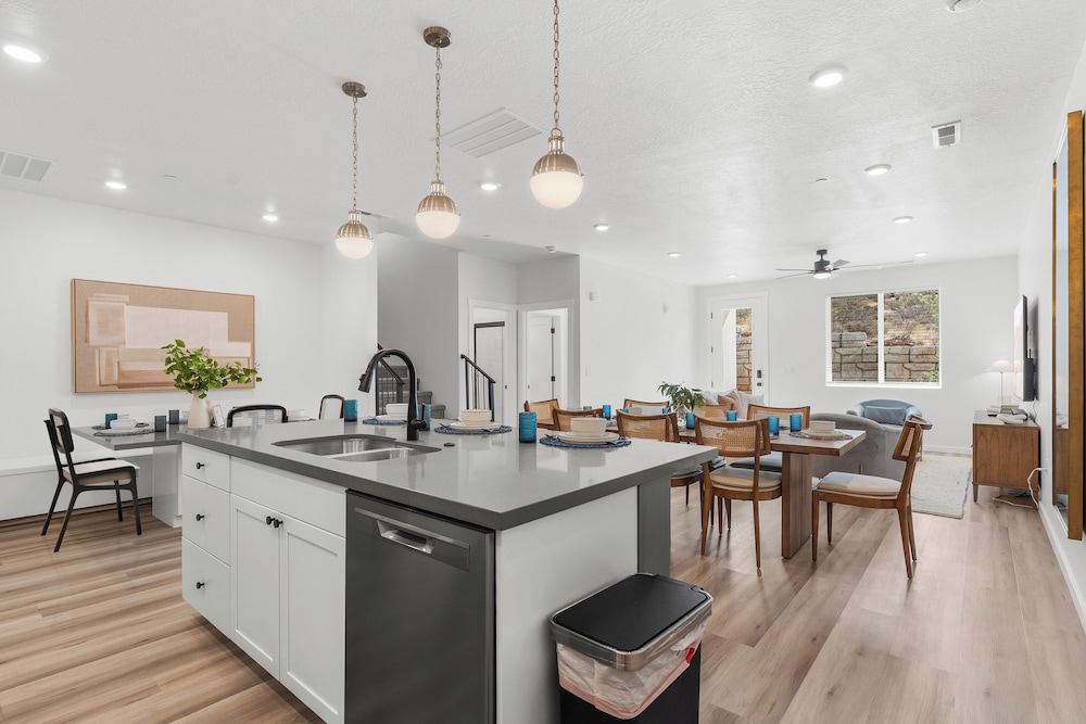 Brand New! Desert Cliff Sleeps 20 Guests!