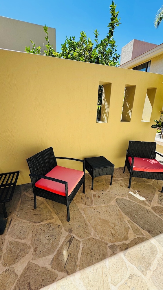 Modern 1 Bedroom Guesthouse - Free Bikes - Huge Patio - Gym - Pickleball Court