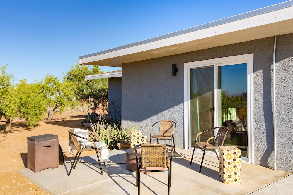 Sunset Grove Two Beautiful Homes w Private Pool