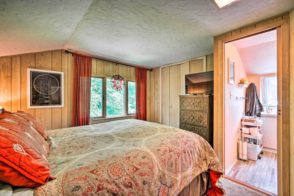 Vibrant Putney Cabin w/ Fire Pit: Hike & Ski!