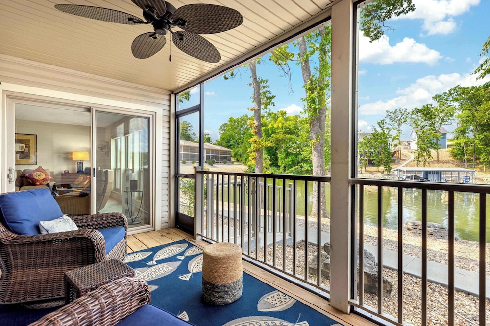 Carefree Tranquility at the Lake Waterfront Stay for 4 With Resort Amenities