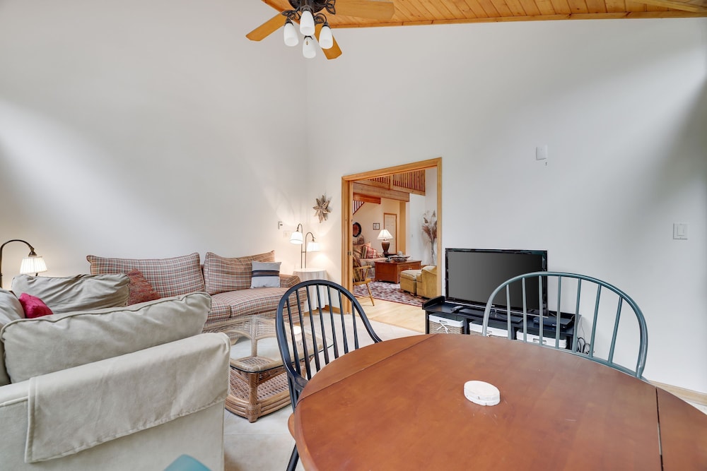 Elk Hollow by Avantstay Lakefront Chalet w Game Room Fire Pit