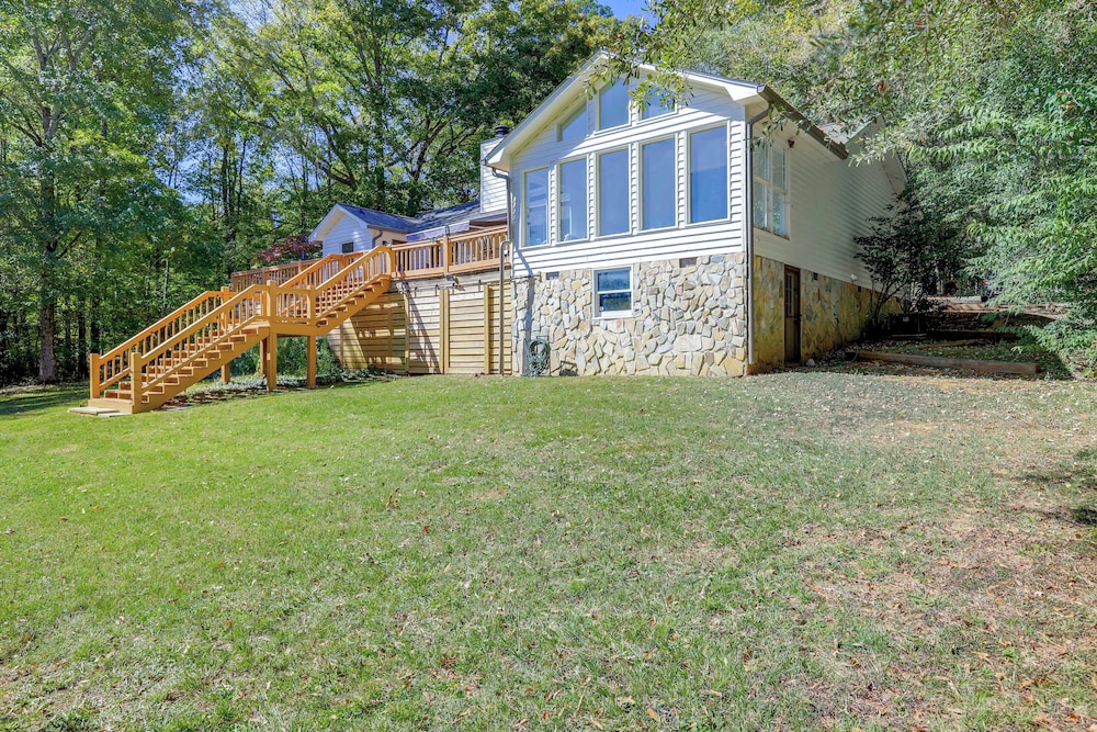 Fire Pit & Kayaks: Lake Oconee Waterfront Escape!