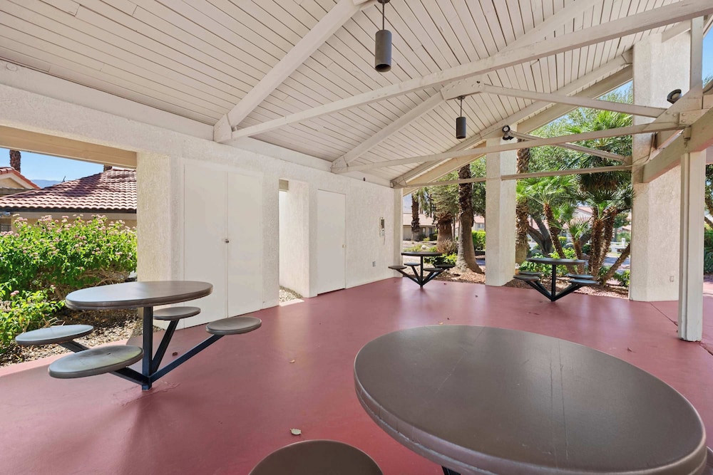 The 14th Fairway Delight 4Bd W/community Pool!