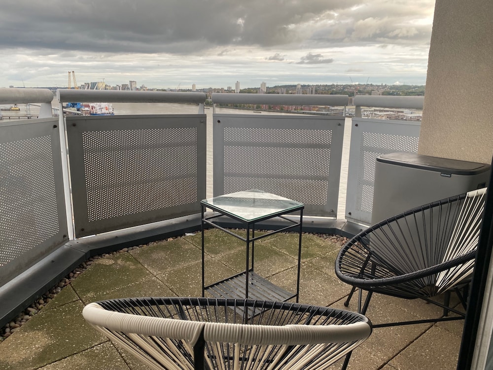 London Riverside Apartment-2 Bed-freep-balcony