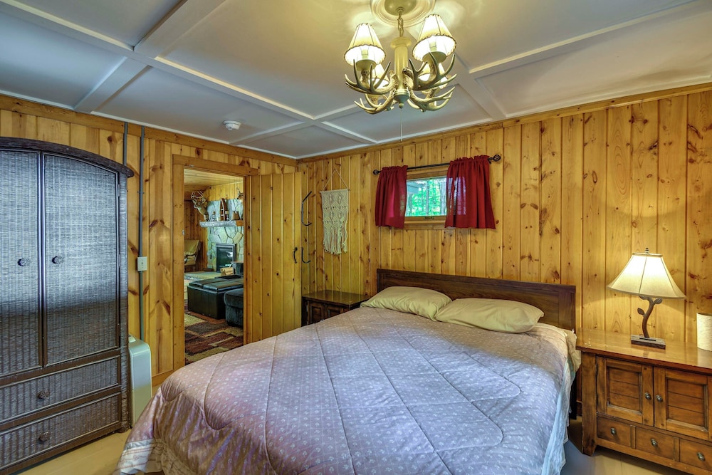 Cabin 600' to Manistee Lake Private Shared Access