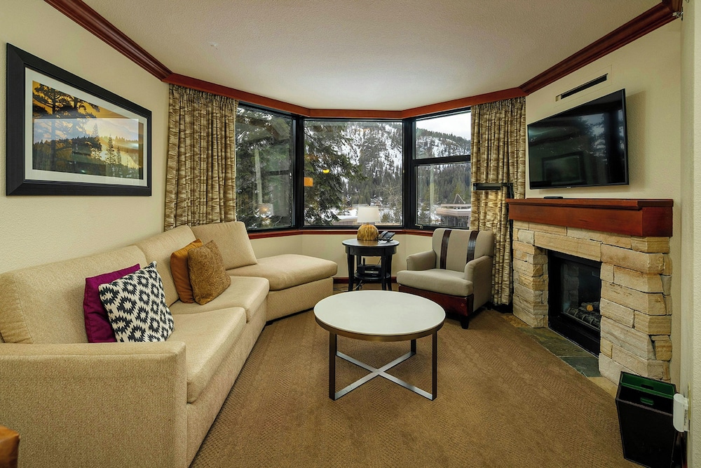 2BR Condo w/ Pool Access, Hot Tub, & ski In/out